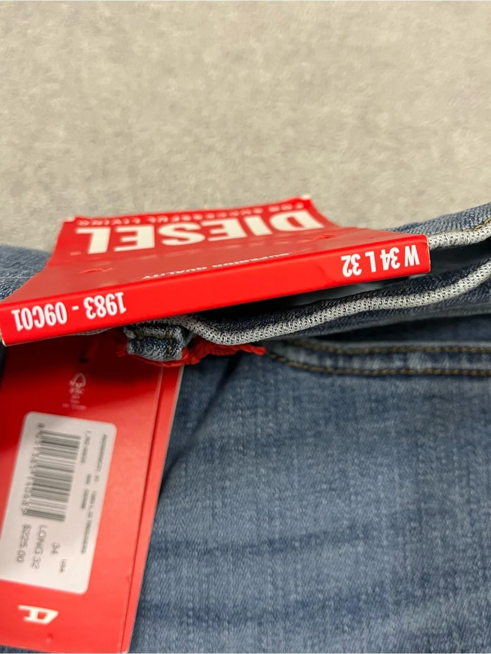 NWT Men’s Diesel 1983-09C01 Light Wash Denim Size 34x32 Raw Hem W/ Defect (Read)